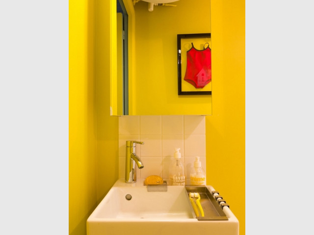 Petite vasque et déco originale pour une mini salle de bains