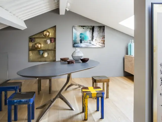 Une salle à manger à la table design 