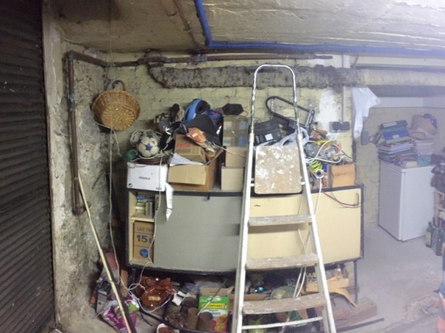 Avant : un garage plein de vieux objets 