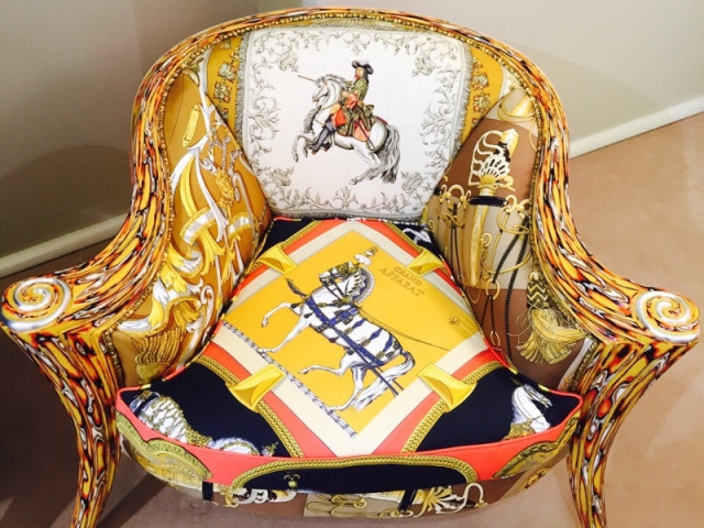 Quatre foulards composent un fauteuil