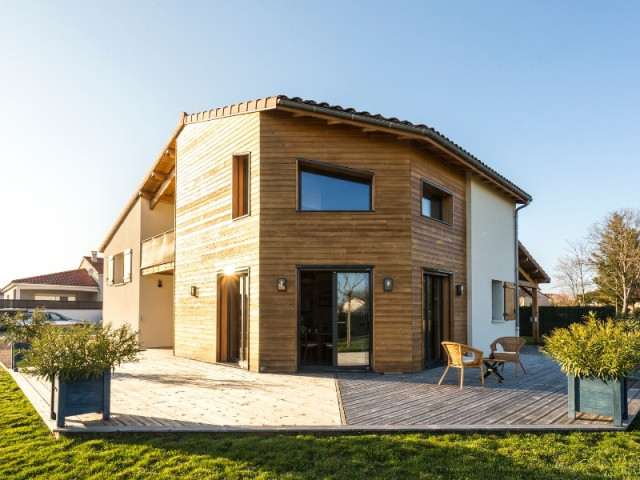 La maison est en bois et en béton