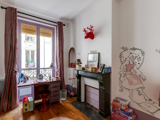 Après : une chambre de princesse pour une fan des contes de fées - Un appartement haussmannien magnifié dans son intégralité