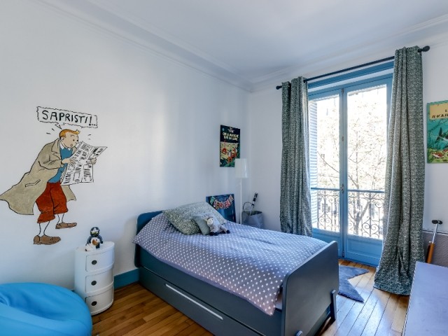 Une chambre de journaliste en herbe, fan de Tintin  - Un appartement haussmannien magnifié dans son intégralité