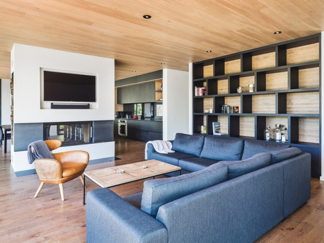 un foyer à double face sépare les espaces
