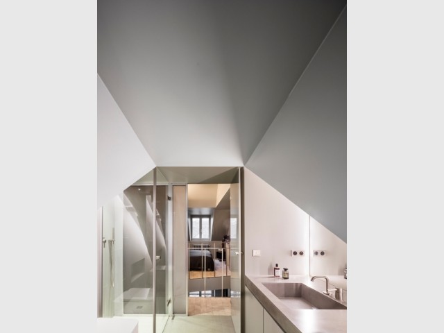 Le miroir de la salle de bains est en triangle