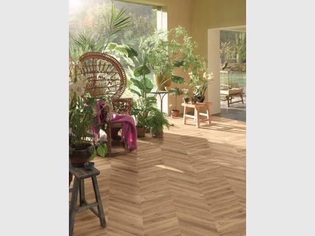 Du parquet en chevron naturel avec noeuds