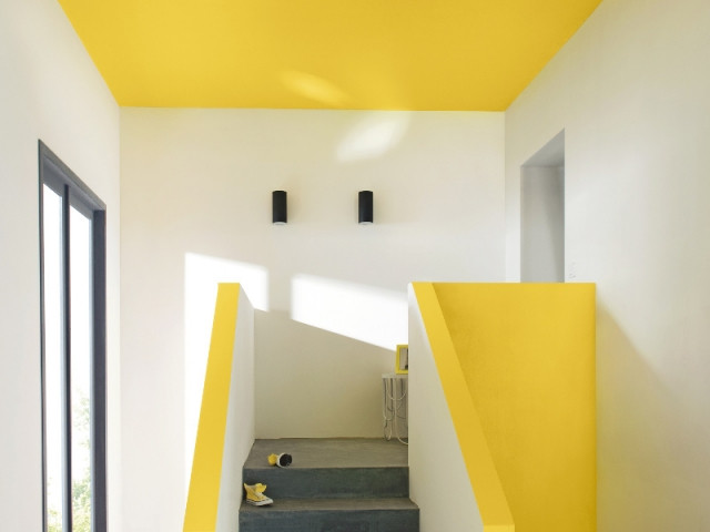 Un jaune vif au plafond de l'escalier