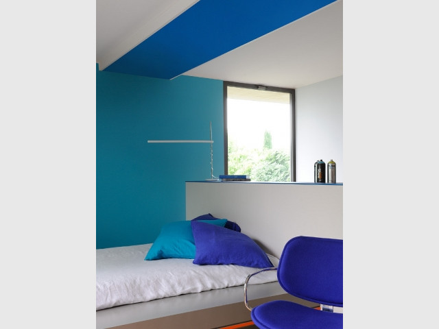 Une bande de peinture bleue au plafond