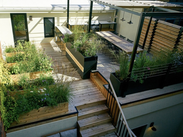 La terrasse est divisée en quatre espaces La terrasse est divisée en quatre espaces