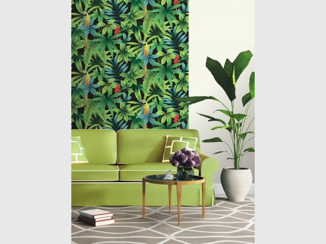 Un papier peint perroquet pour un effet forêt tropicale dans le salon