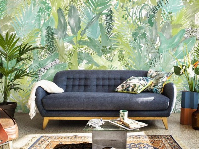 Un papier peint végétal pour un salon tropical très poétique