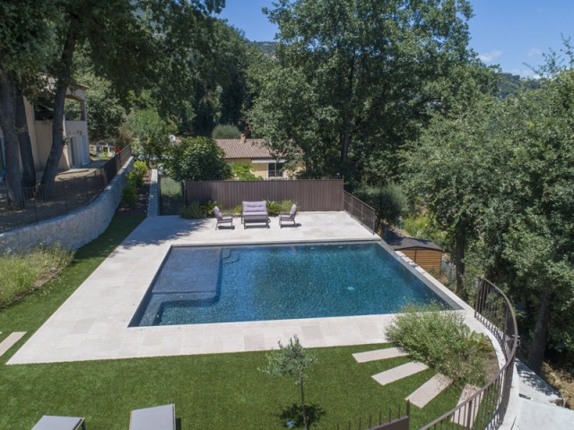 Une piscine haut-de-gamme réalisée sur-mesure