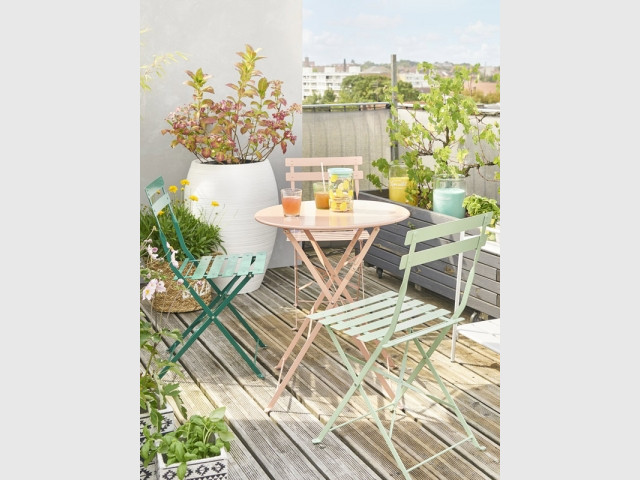 Des couleurs pastel pour un salon de jardin romantique 