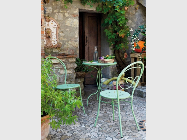 Un salon de jardin vert tendre pour un extérieur bucolique