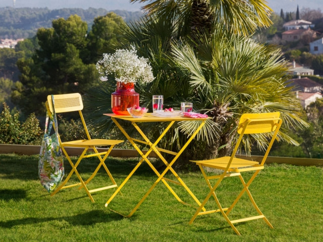 Du jaune pour un salon de jardin qui rayonne