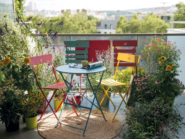 Un salon de jardin arc-en-ciel pour un balcon plein de gaité