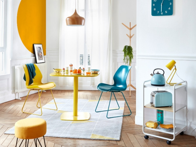 Du mobilier coloré à petit prix pour rehausser la déco du salon