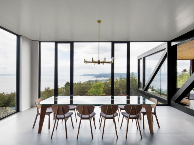 Une salle manger avec vue panoramique sur la nature