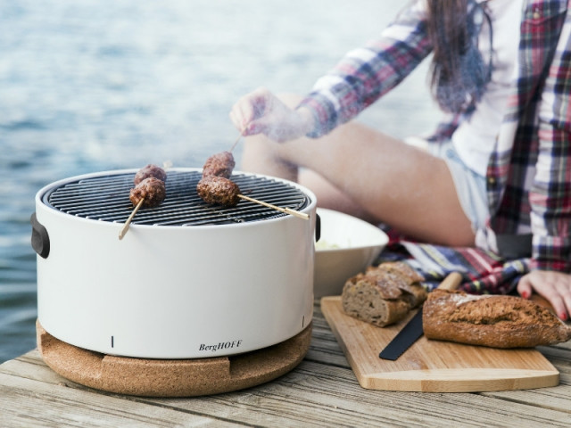 Un petit barbecue de table avec couvercle en liège