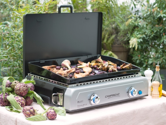 Un barbecue au gaz avec couvercle