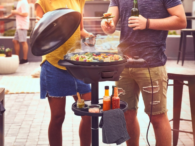 Un barbecue électrique sur pied et compact