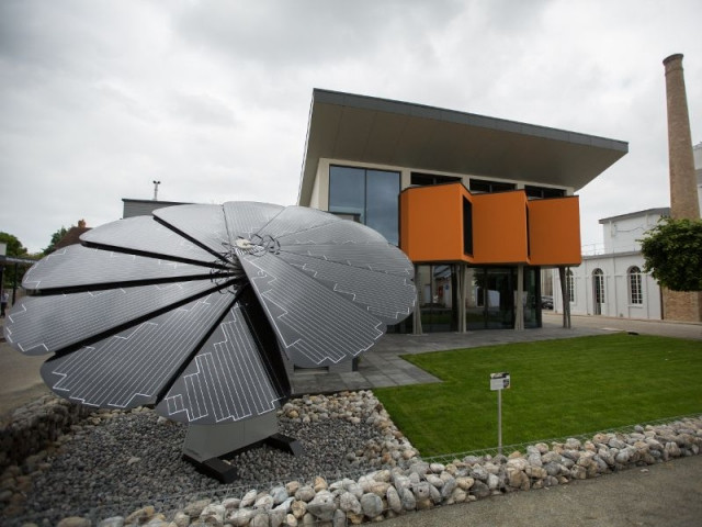 Une fleur photovoltaïque dans le jardin - Maison Yrys, des innovations à tous les niveaux