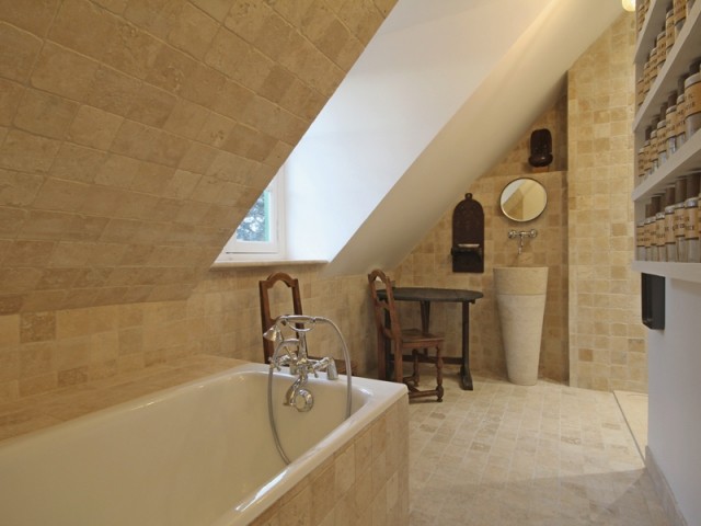 Une grande salle de bains en pierre