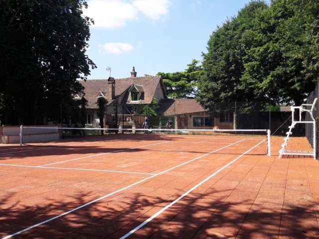 Un terrain de tennis joliment restauré 