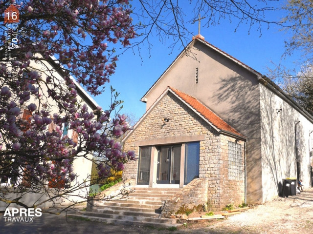 L'ancien porche de l'église transformé en bureau