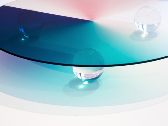 Les tables en verre coloré du studio hollandais Rive Roshan