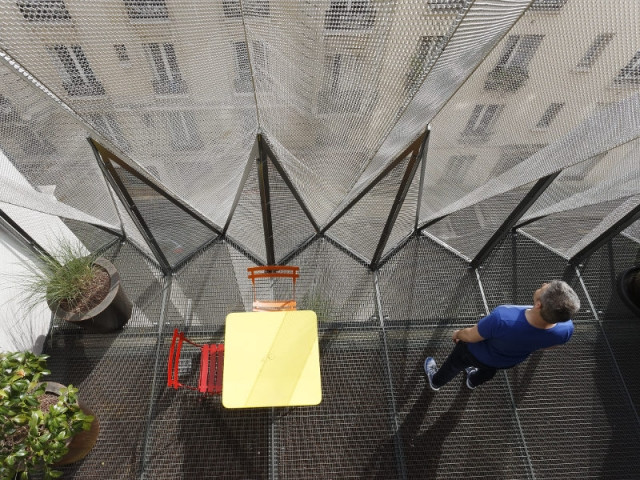 Le balcon en grille métallique de la Maison plissée