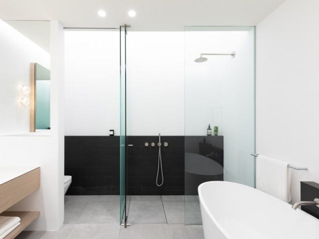 Une salle de bains avec baignoire et douche à l'italienne