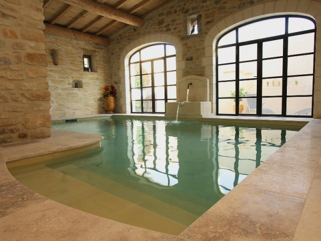 Piscine d'intérieur construite dans une ancienne bâtisse