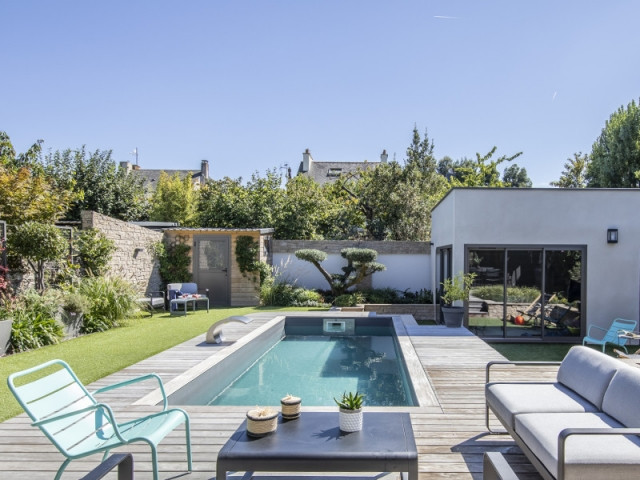 Modèle piscine Cr7, structure en bois avec revêtement liner gris ardoise, plage et margelles en ipé