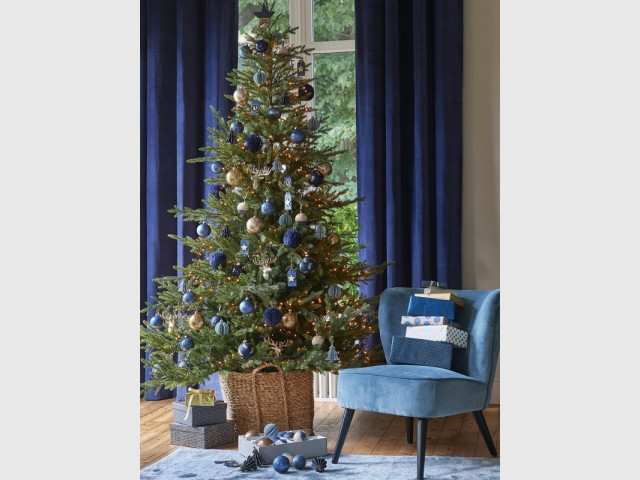 Une déco bleu roi pour un sapin chic