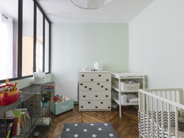 Une chambre de bébé aux couleurs pastel