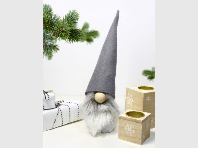 Un petit gnome en tissu à poser sur la table de Noël