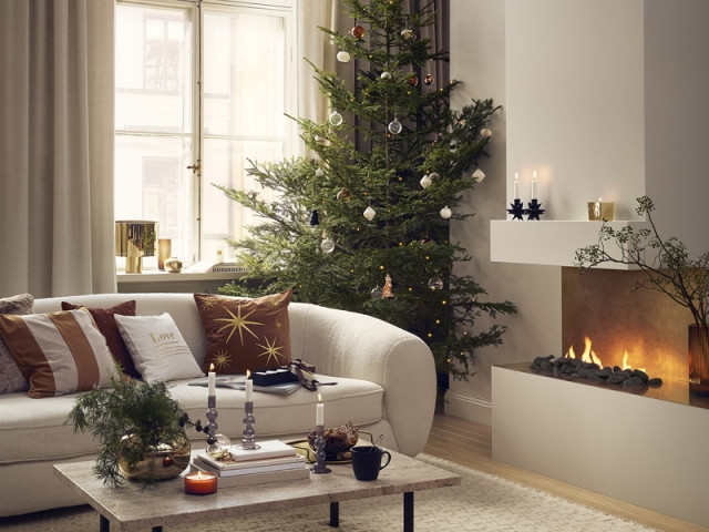 Noël au coin du feu dans un cocon beige