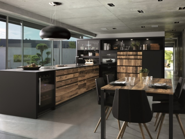 Cuisine Nano black avec plan de travail ultra fin et meubles motif bois