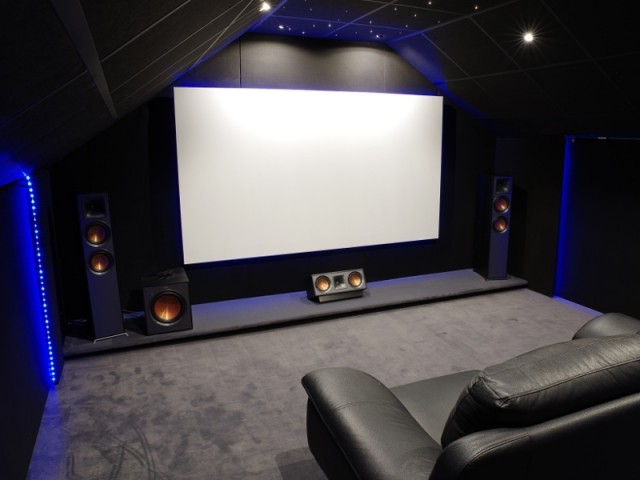 La salle de cinéma de 24 m2 est conçue comme une vraie salle