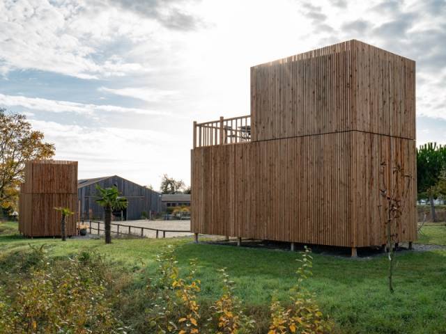 Les maisons semblent flotter, elles sont ancrées au sol par des pieux