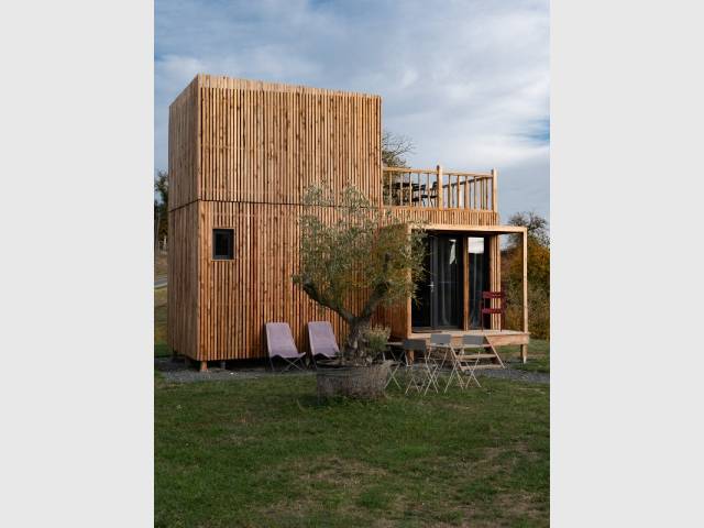 L'entrée se fait par le biais d'une baie vitrée et d'une mini terrasse