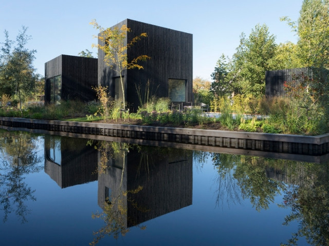 Reflet de la Tiny holiday home dans le lac de Baambrugse Zuwe aux Pays-Bas