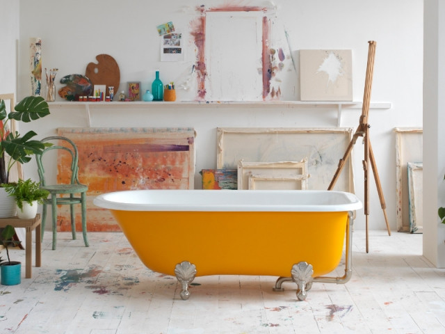 Une baignoire jaune vif, grande tendance exposée à l'ISH 2019 à Francfort