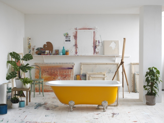 Une baignoire bouton d'or pour une salle de bains vitaminée