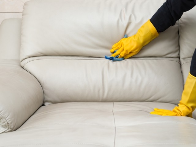 Nettoyer son canapé : conseils et astuces