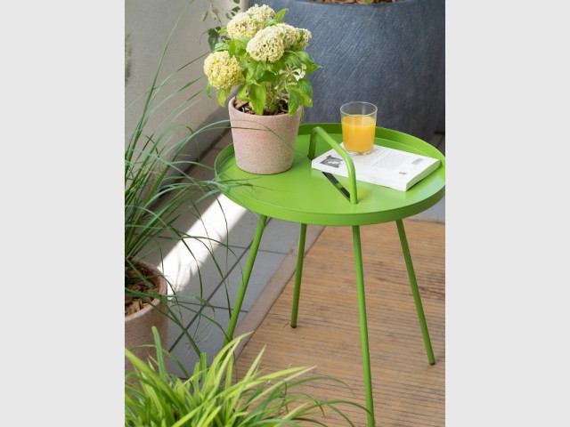 Une table vert pomme pour un balcon acidulé