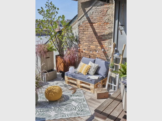 Un balcon aux allures de jardin au milieu des toits