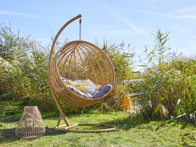 Jardin : un fauteuil cocon pour un été 100% détente