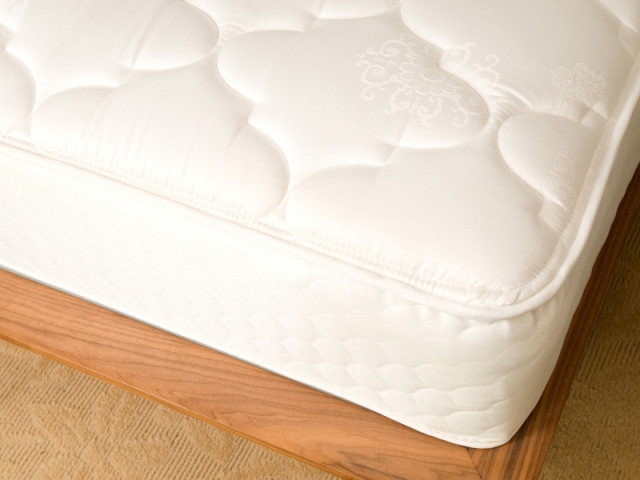 La literie, notamment le matelas, doit être bien entretenu pour éviter les punaises de lit
